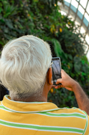 Retraité avec téléphone portable