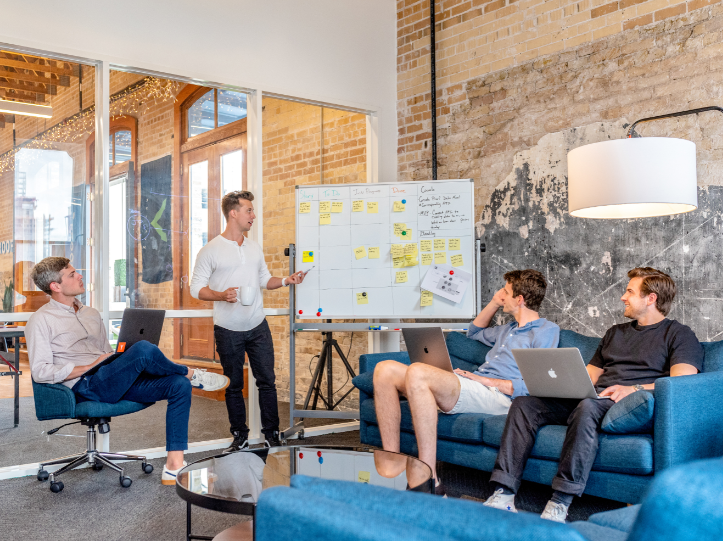 Groupe de personnes qui élabore une stratégie sur un tableau