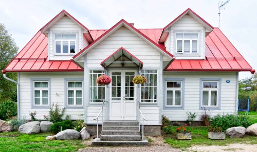 Maison blanche avec toit rouge