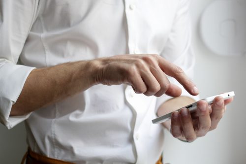 homme sur son téléphone