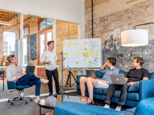 Groupe de personnes qui élabore une stratégie sur un tableau